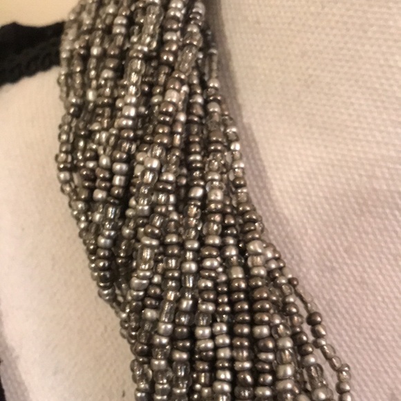 Gray beaded necklace with crochet clasp and button - Picture 4 of 7